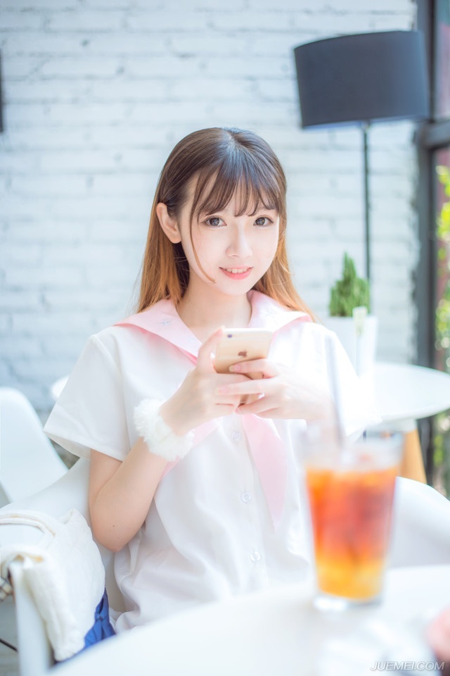 “夫君当以国事为重，妾身怎敢相怪？夫君且先休息，妾身先告退了。”美妇微笑着摇头道。